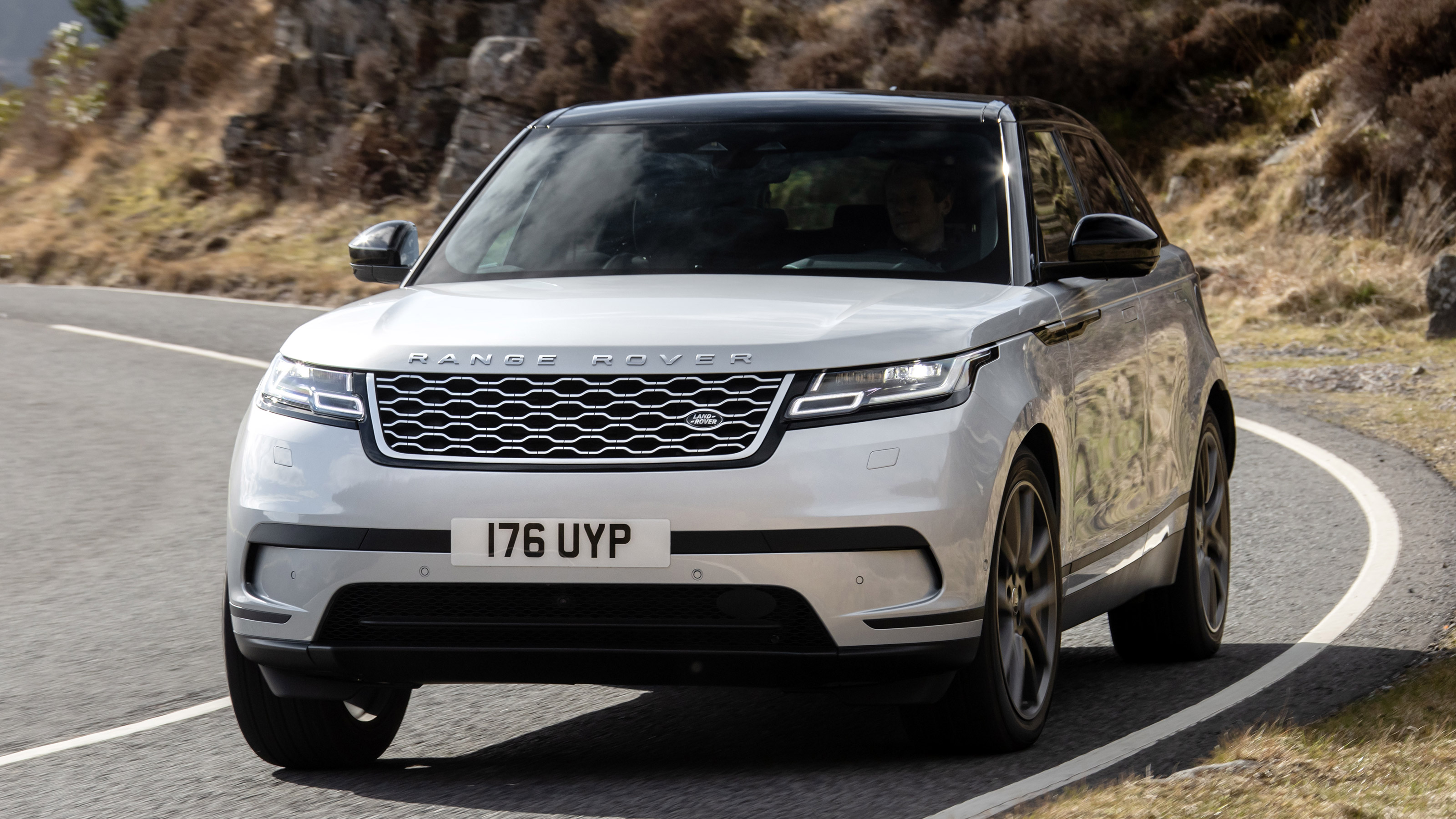 Range Rover Velar P400e - front cornering