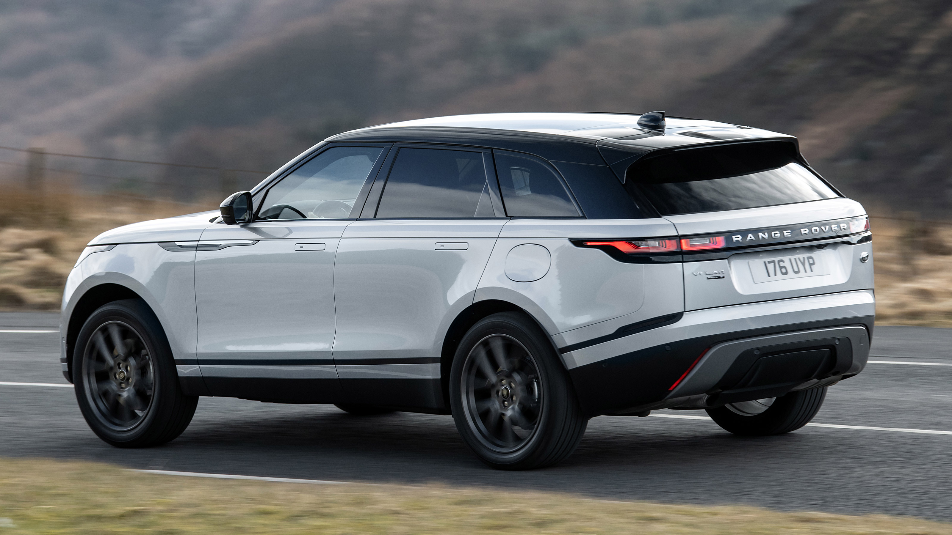 Range Rover Velar P400e - rear