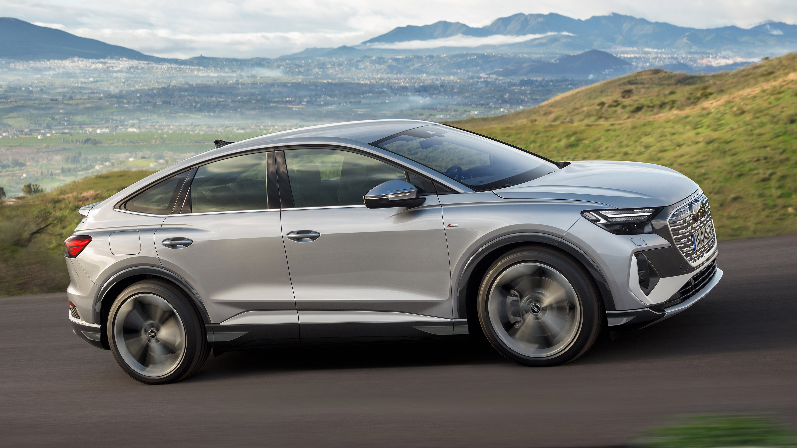 Audi Q4 e-tron Sportback - front action