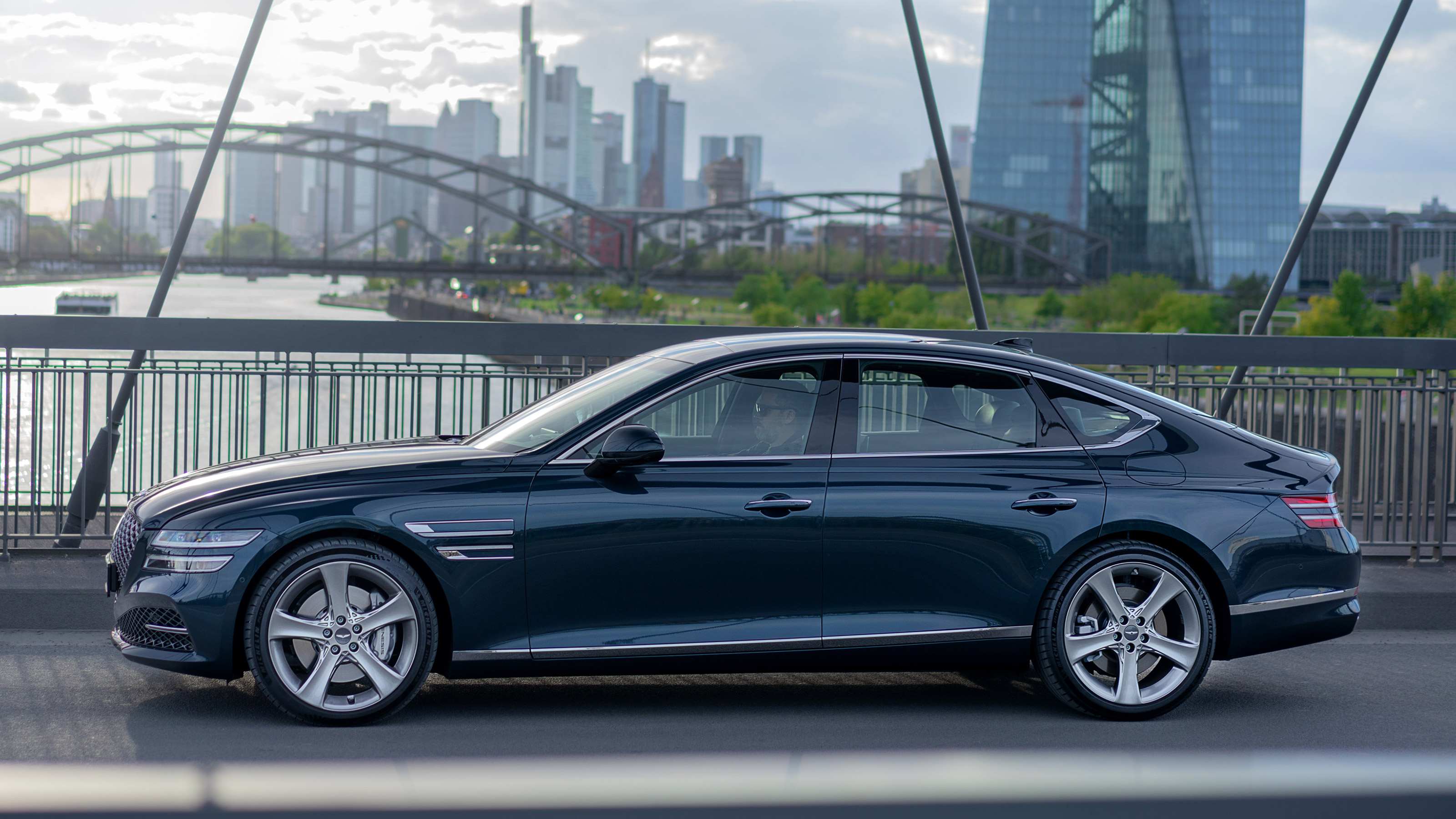 Genesis G80 - side