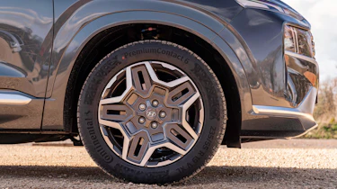 Hyundai Santa Fe Hybrid - wheel