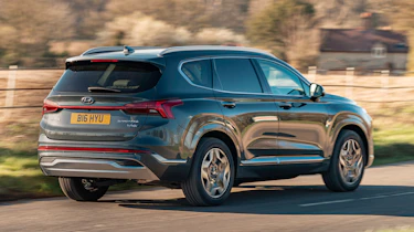Hyundai Santa Fe Hybrid - rear action