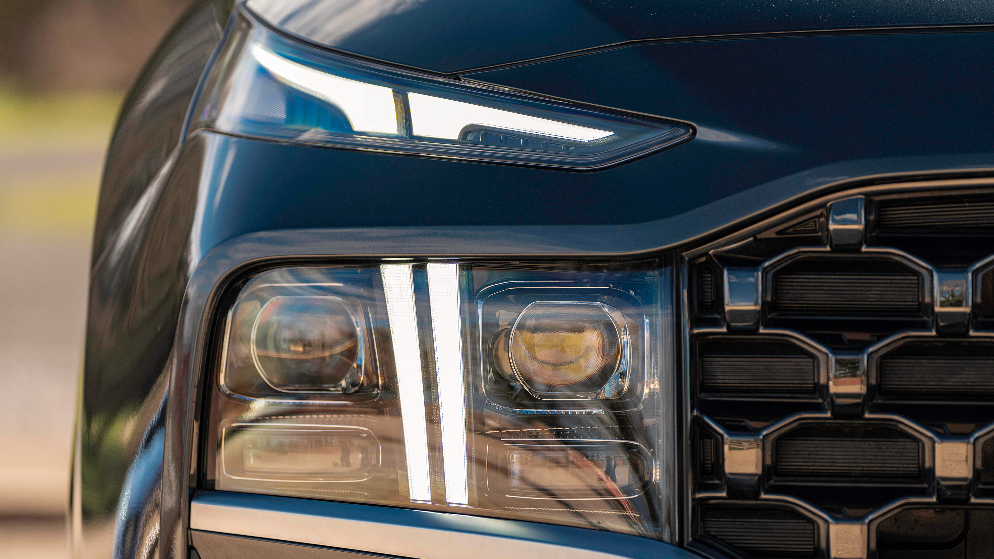 Hyundai Santa Fe Hybrid - front lights