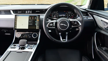 Jaguar XF P250 - dash