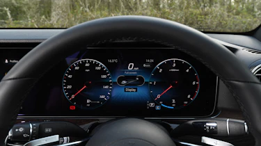 Mercedes E 220d Sport - dials
