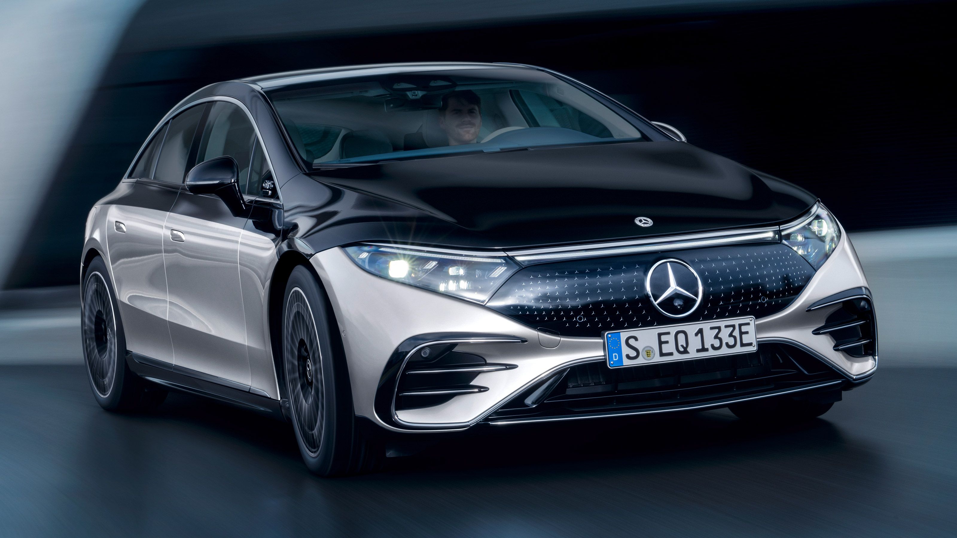 Mercedes EQS - front tracking