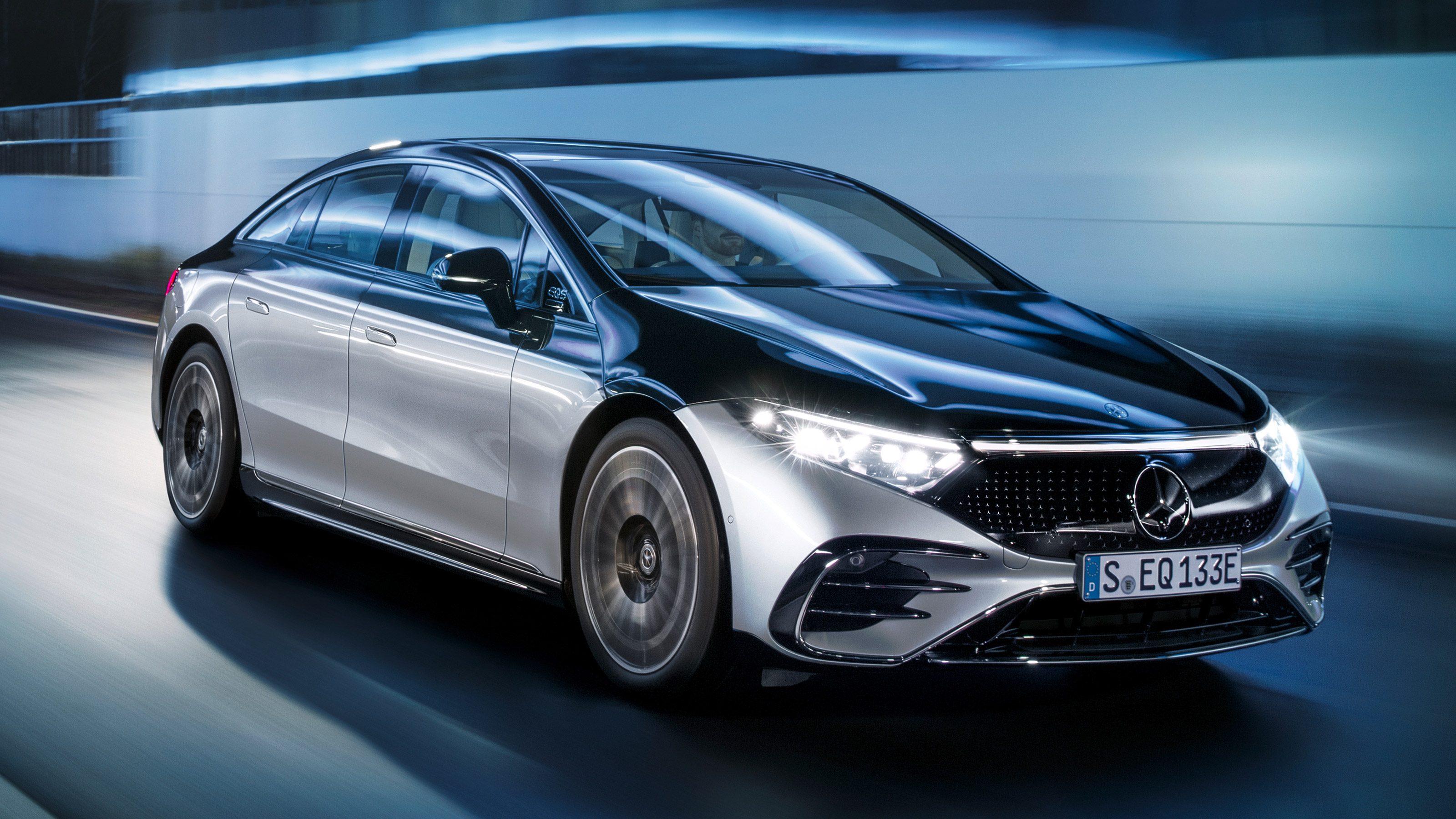 Mercedes EQS - front action