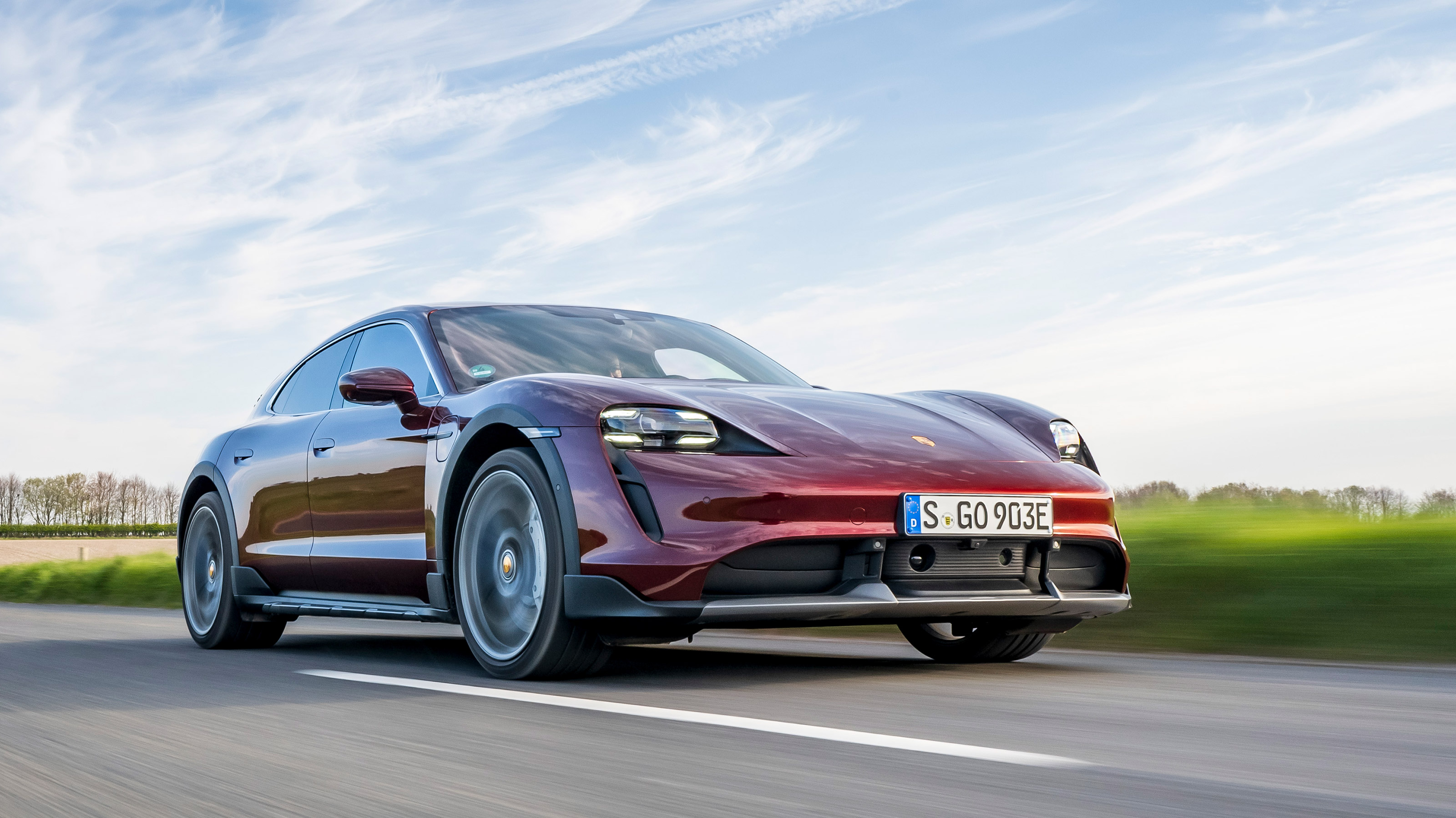 Porsche Taycan Cross Turismo - front tracking