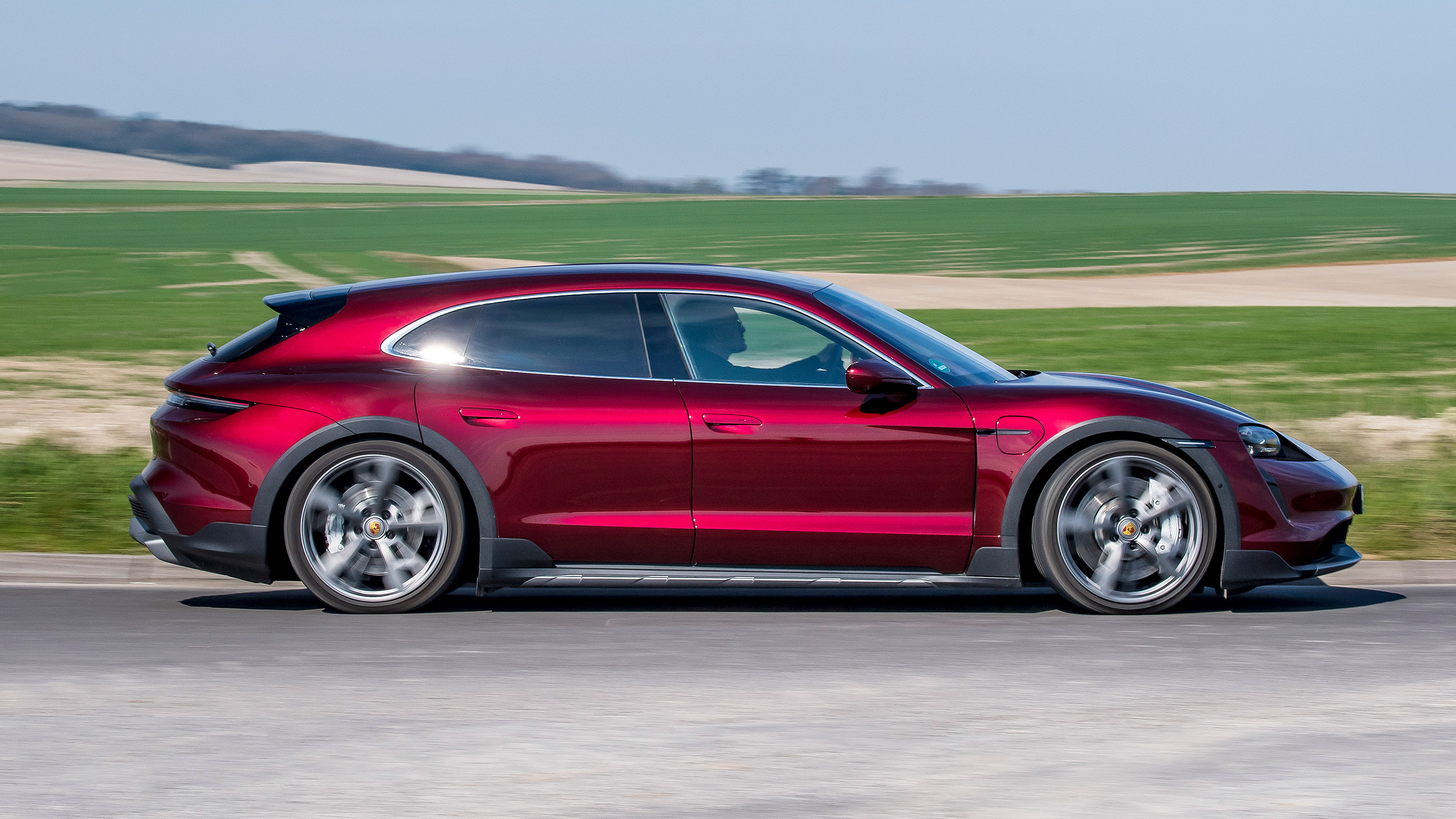 Porsche Taycan Cross Turismo - side
