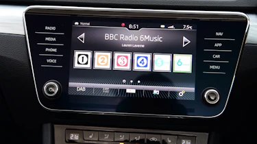 Skoda Superb - screen