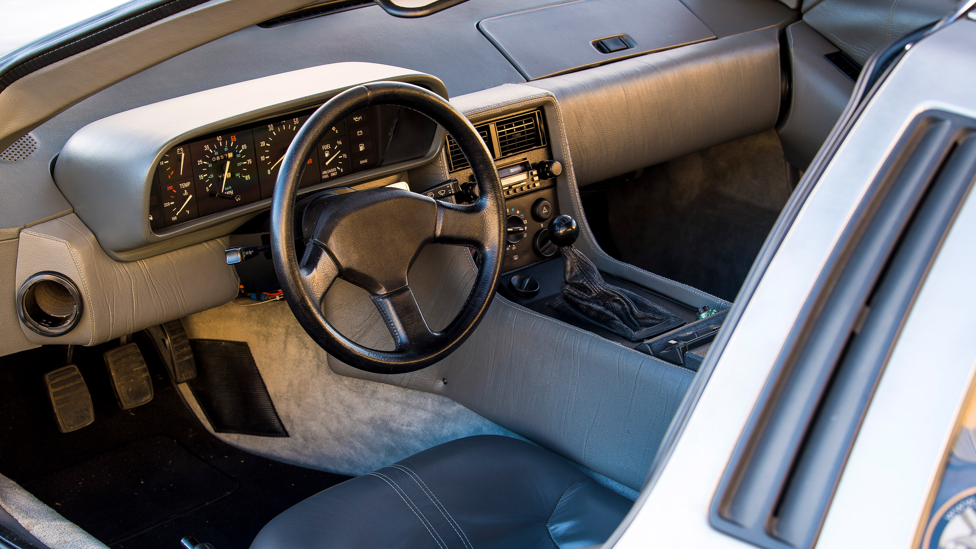 DMC DeLorean - cabin