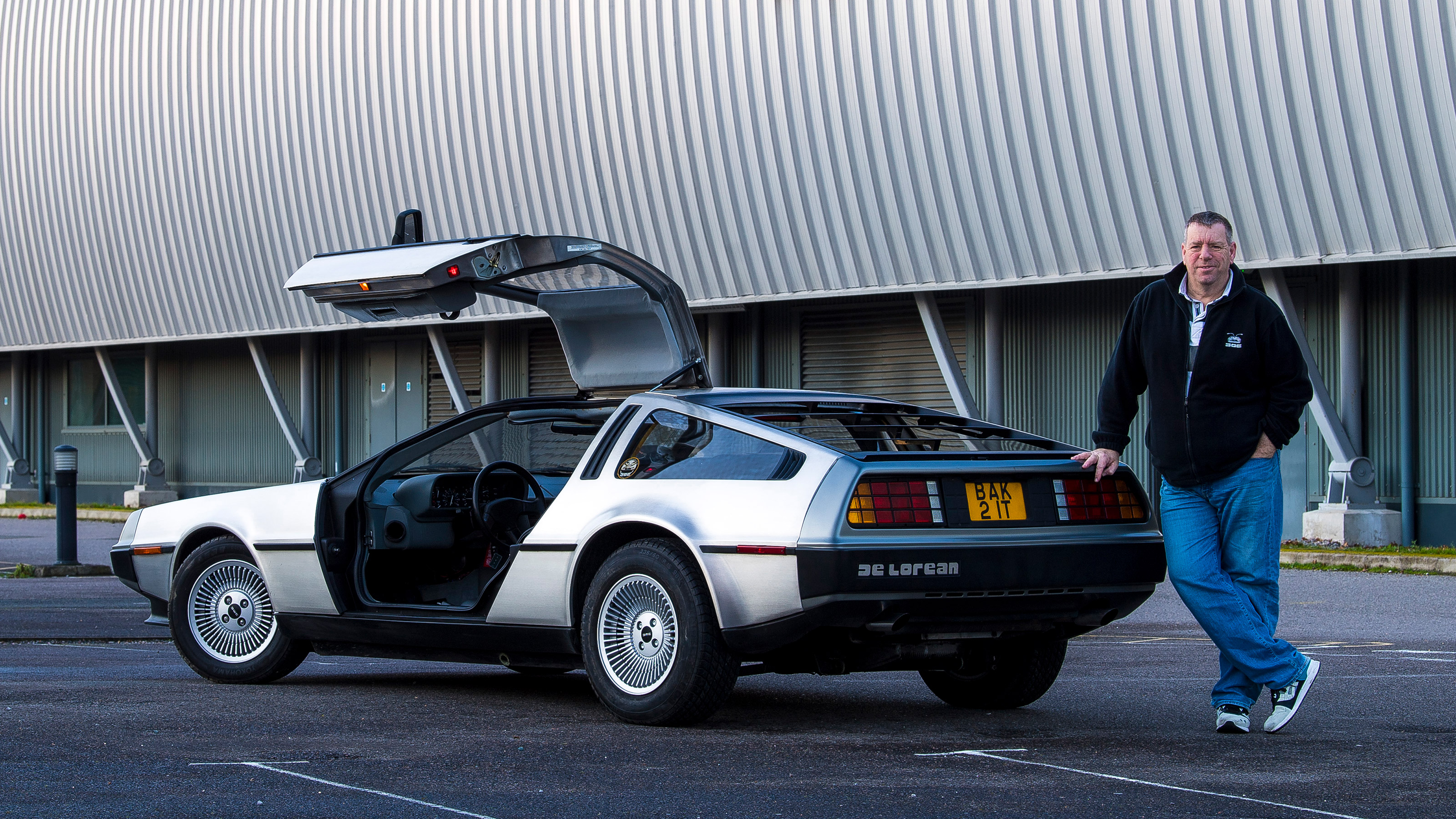 DMC DeLorean - rear doors open