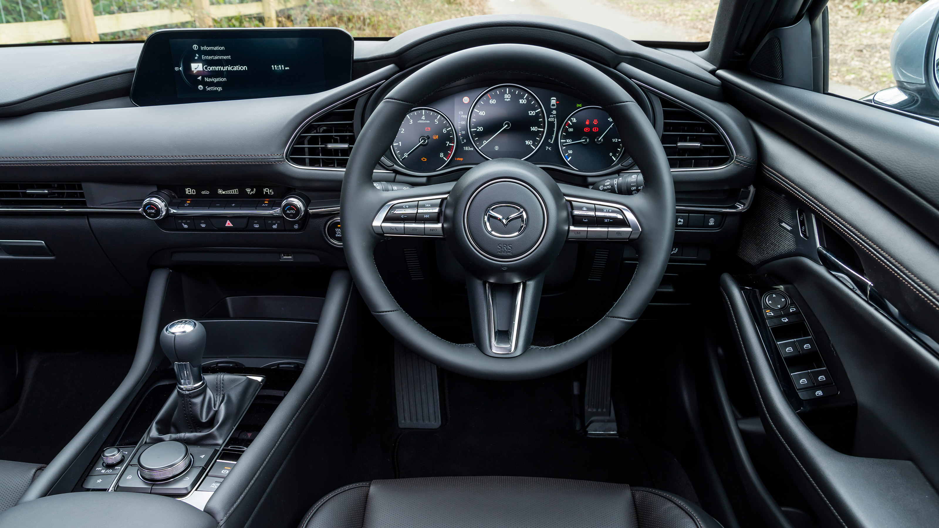 Mazda 3 e-SkyActiv X - dash