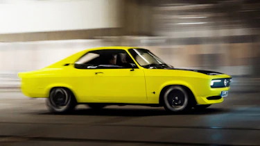 Opel Manta GSe ElektroMOD - side