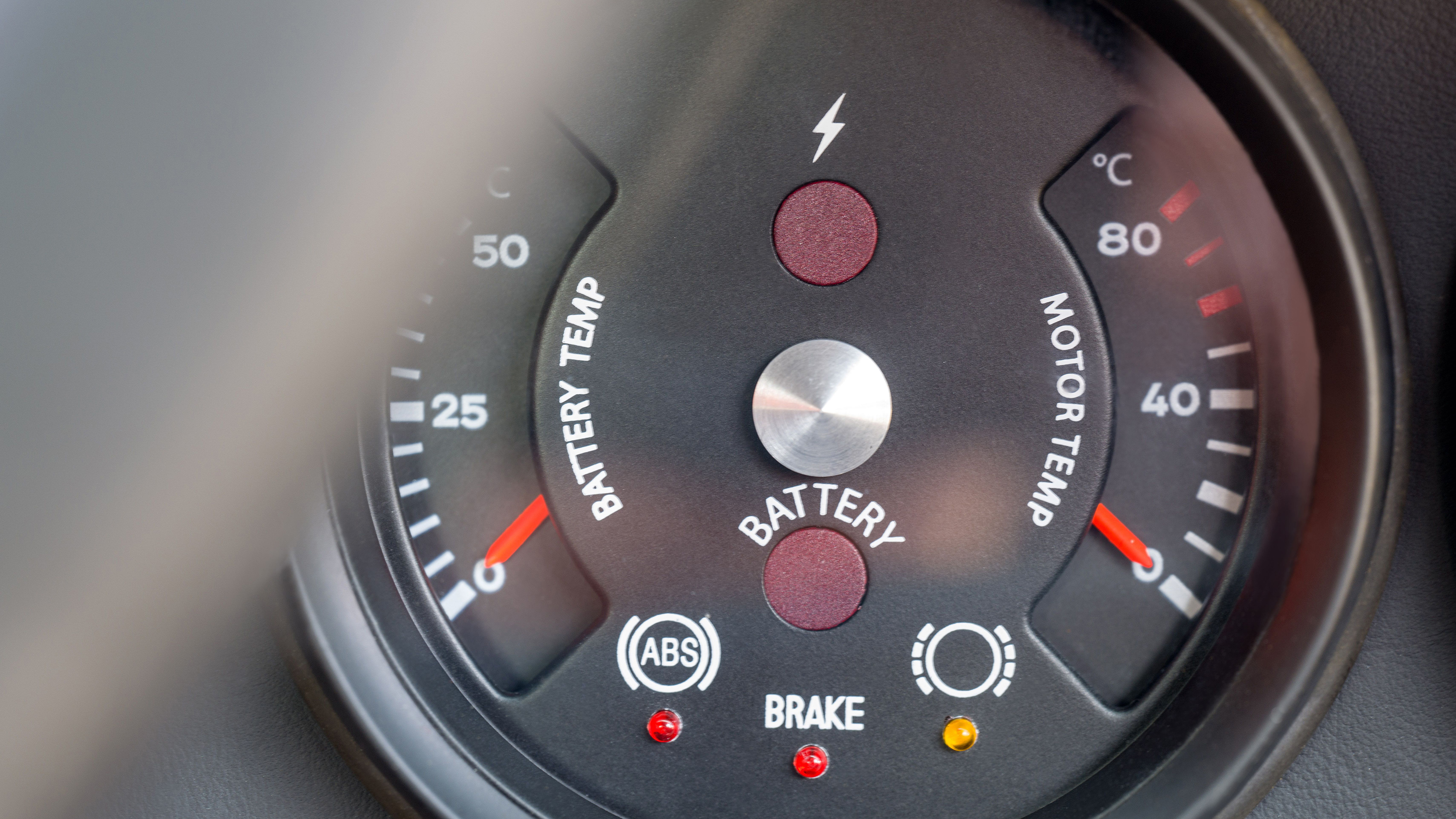Porsche 911 Everrati - dial