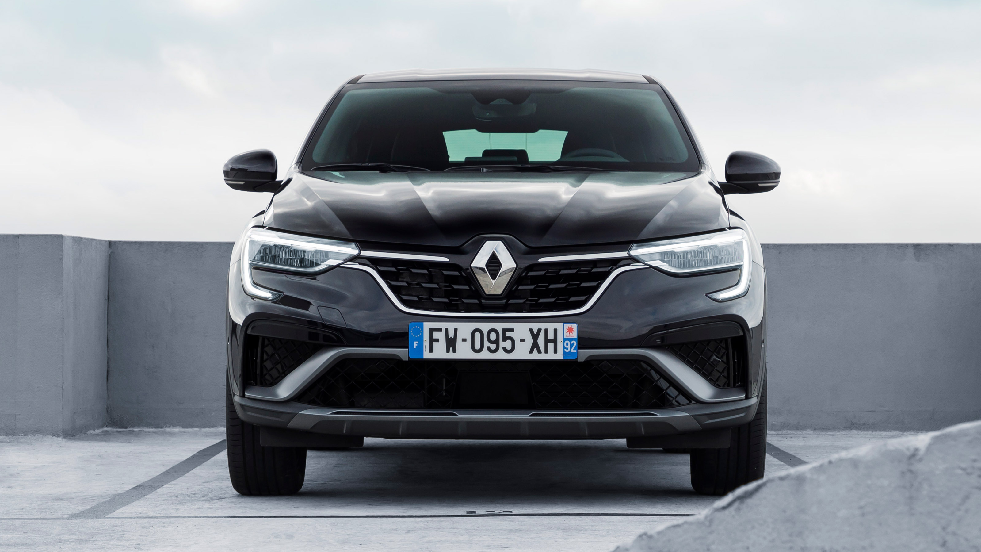 Renault Arkana - full front black static