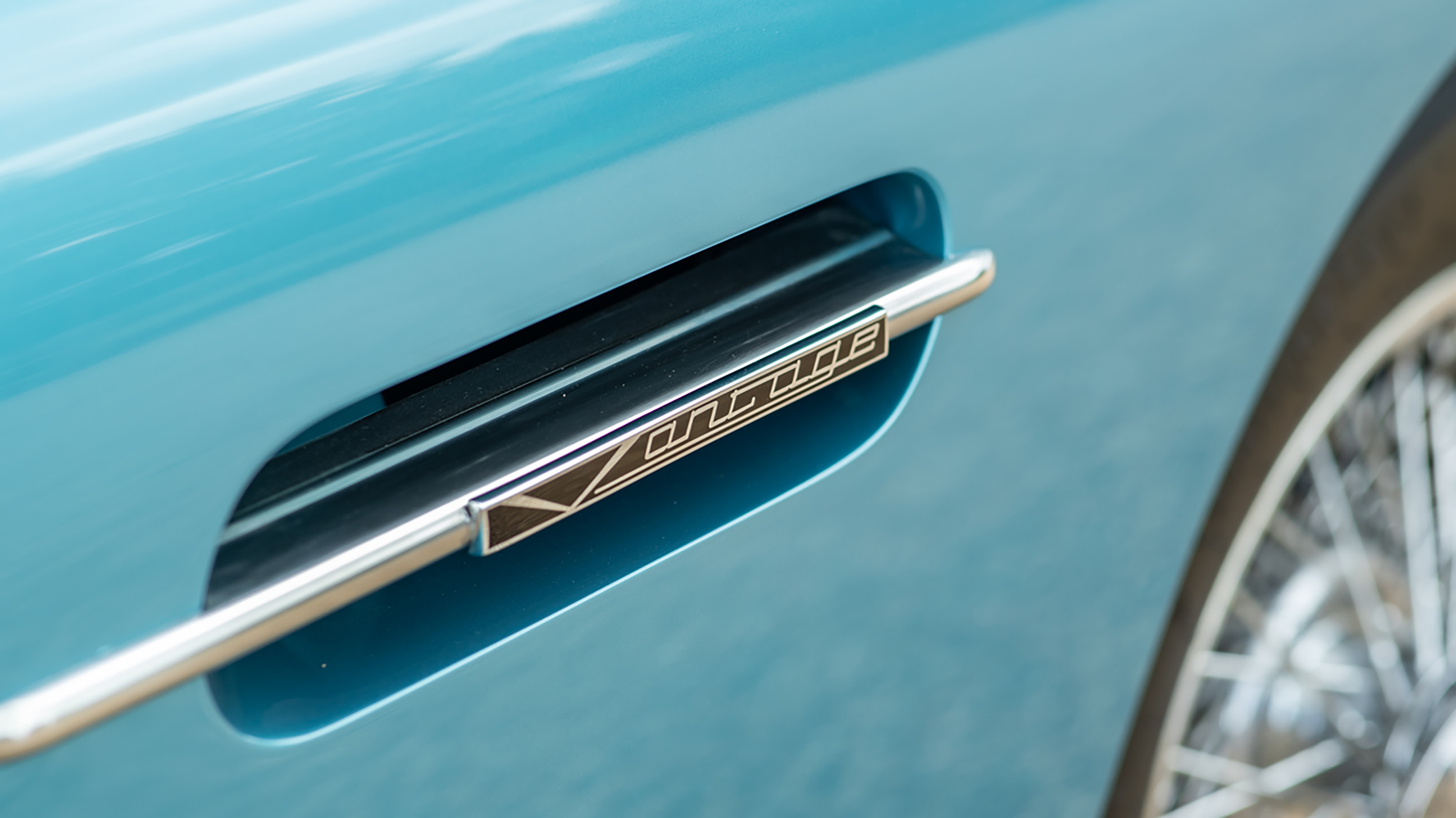 Aston Martin DB5 - convertible wing