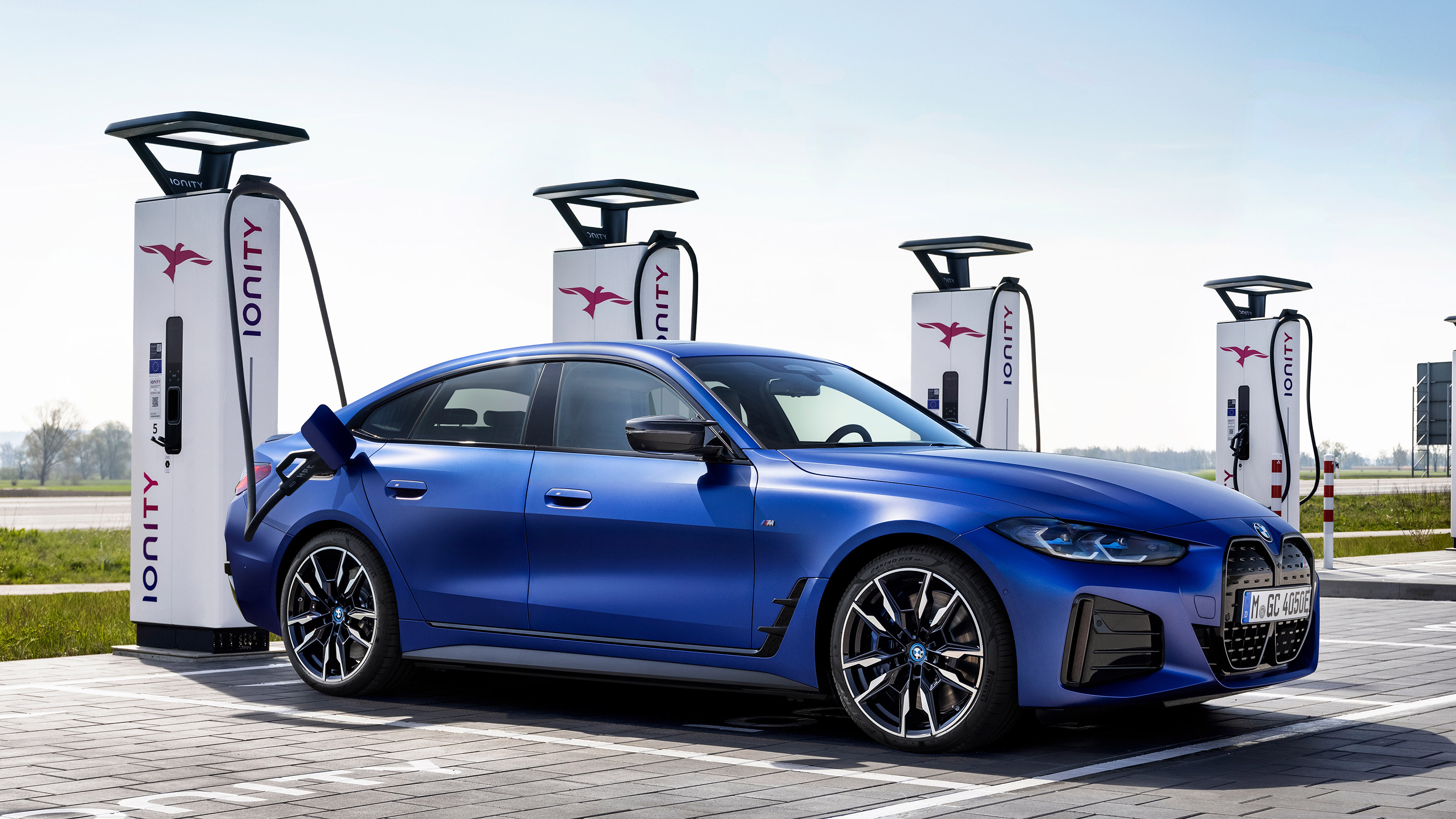 BMW i4 - charging