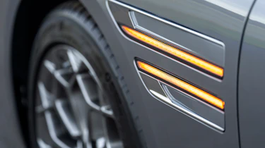 Genesis G80 - indicator