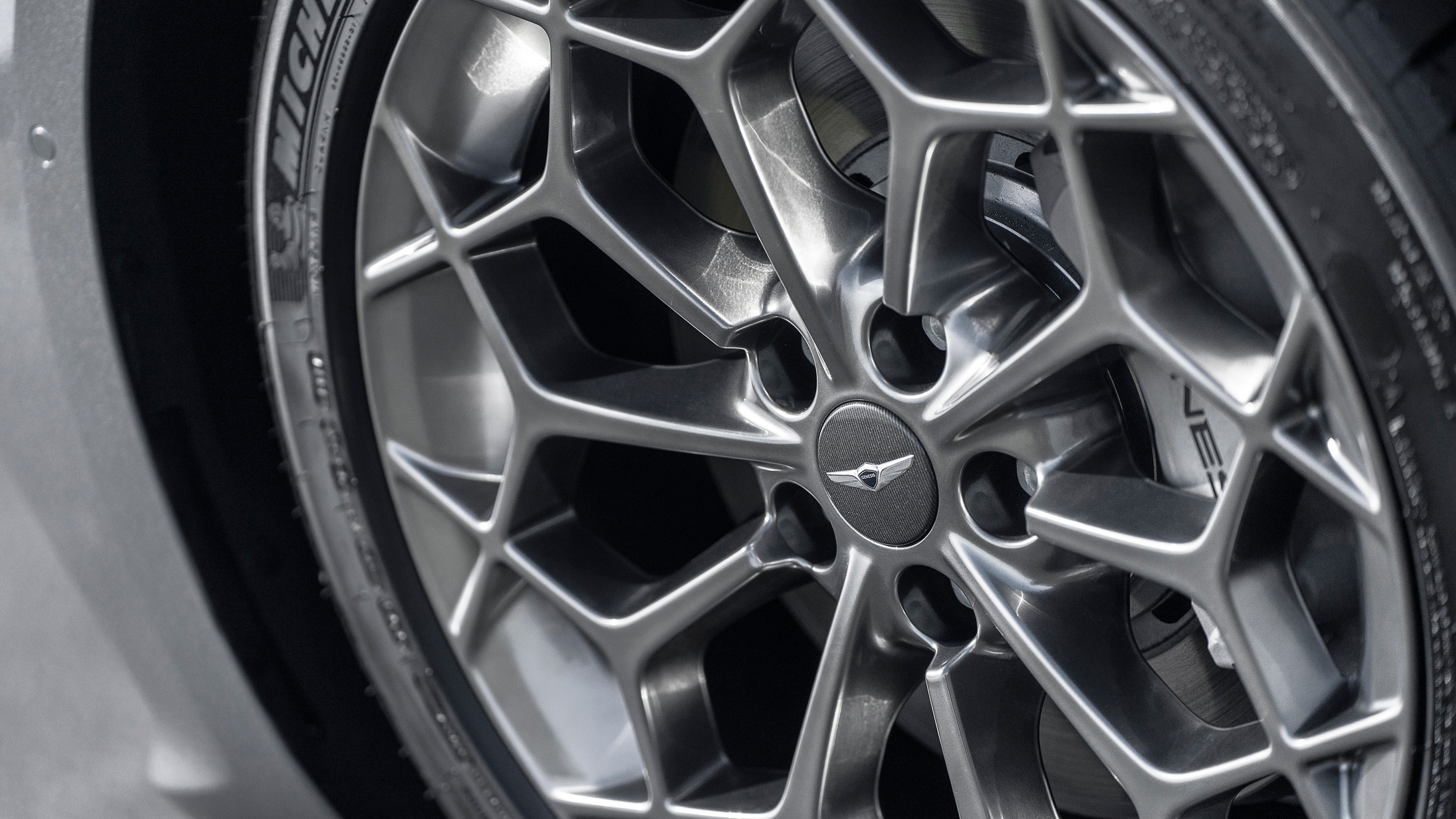 Genesis G80 - wheel