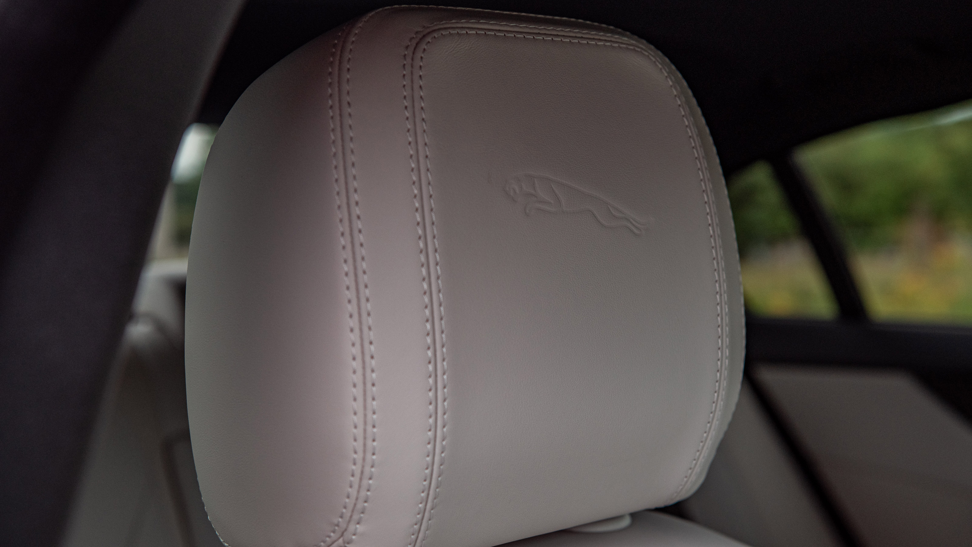 Jaguar XE P250 - seat