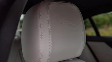 Jaguar XE P250 - seat