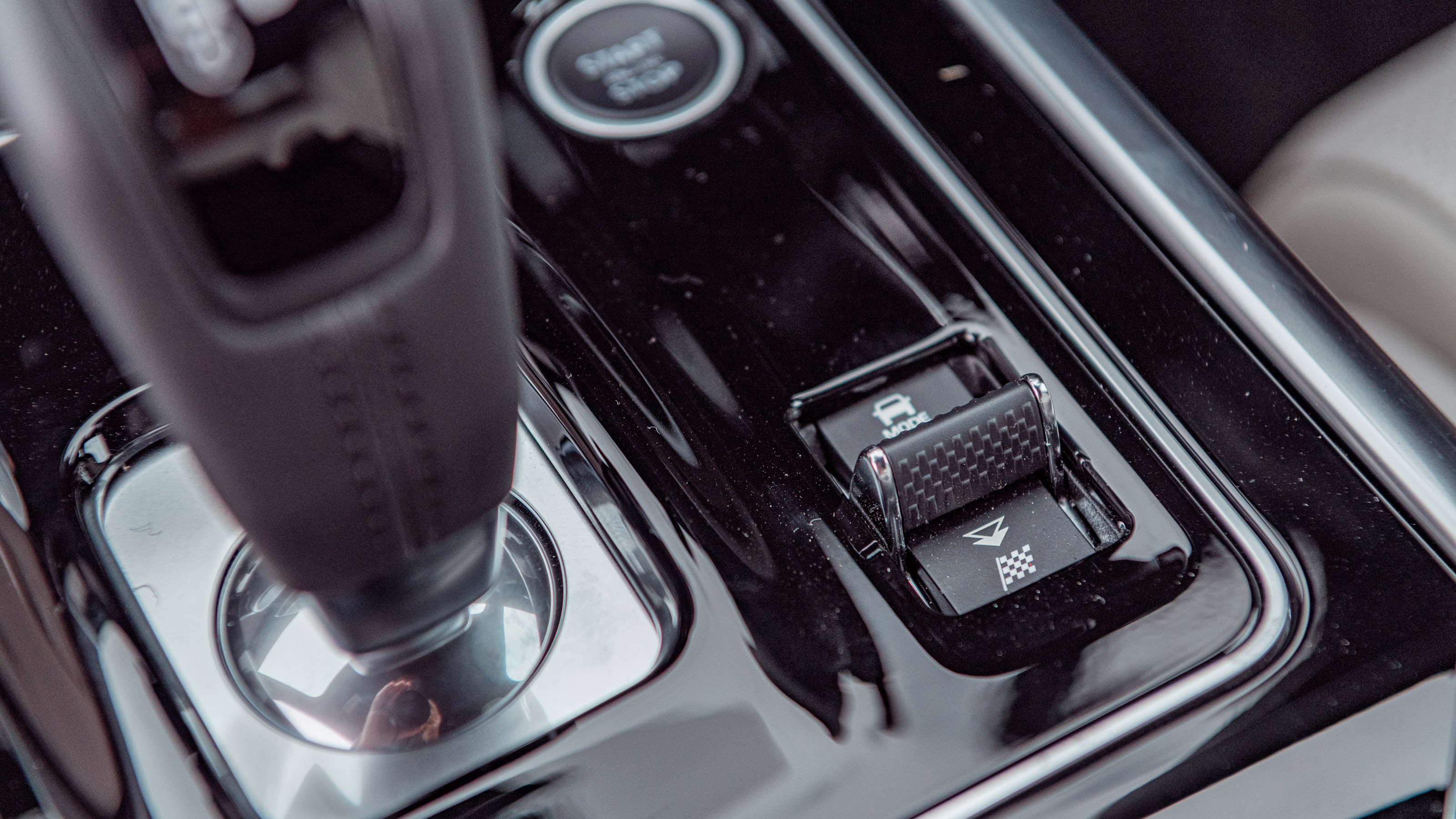 Jaguar XE P250 - interior detail