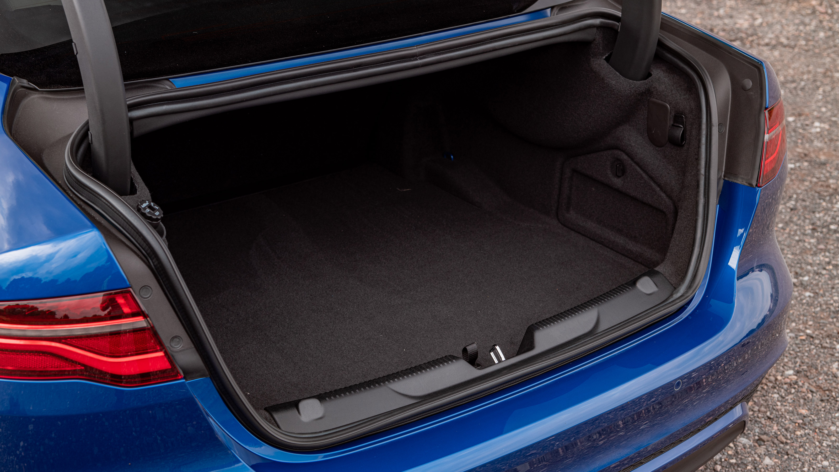 Jaguar XE P250 - boot side