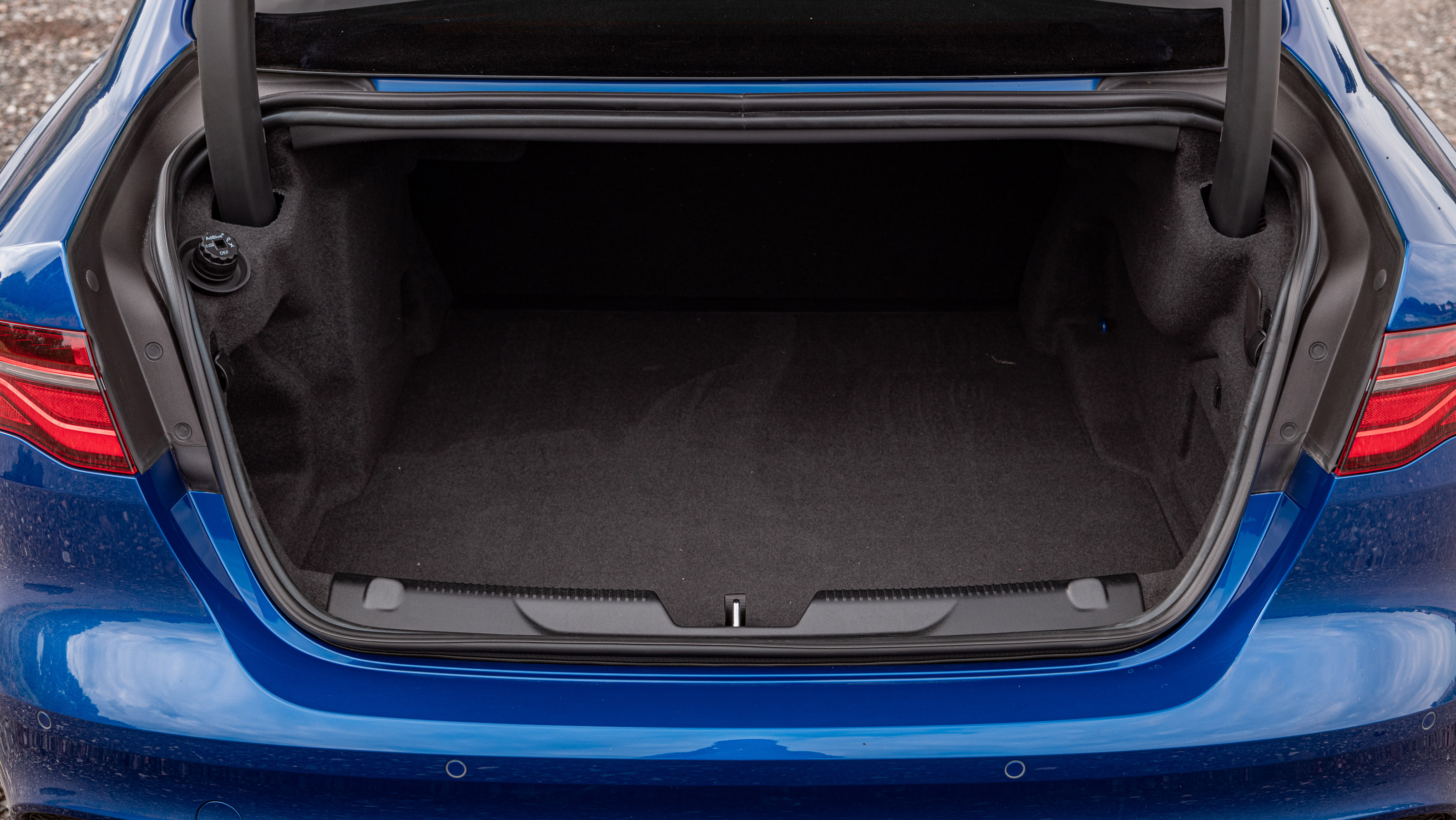 Jaguar XE P250 - boot
