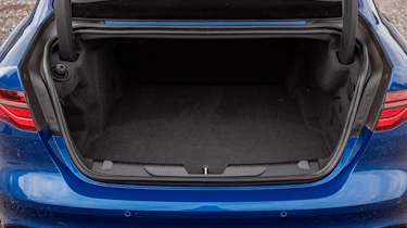 Jaguar XE P250 - boot