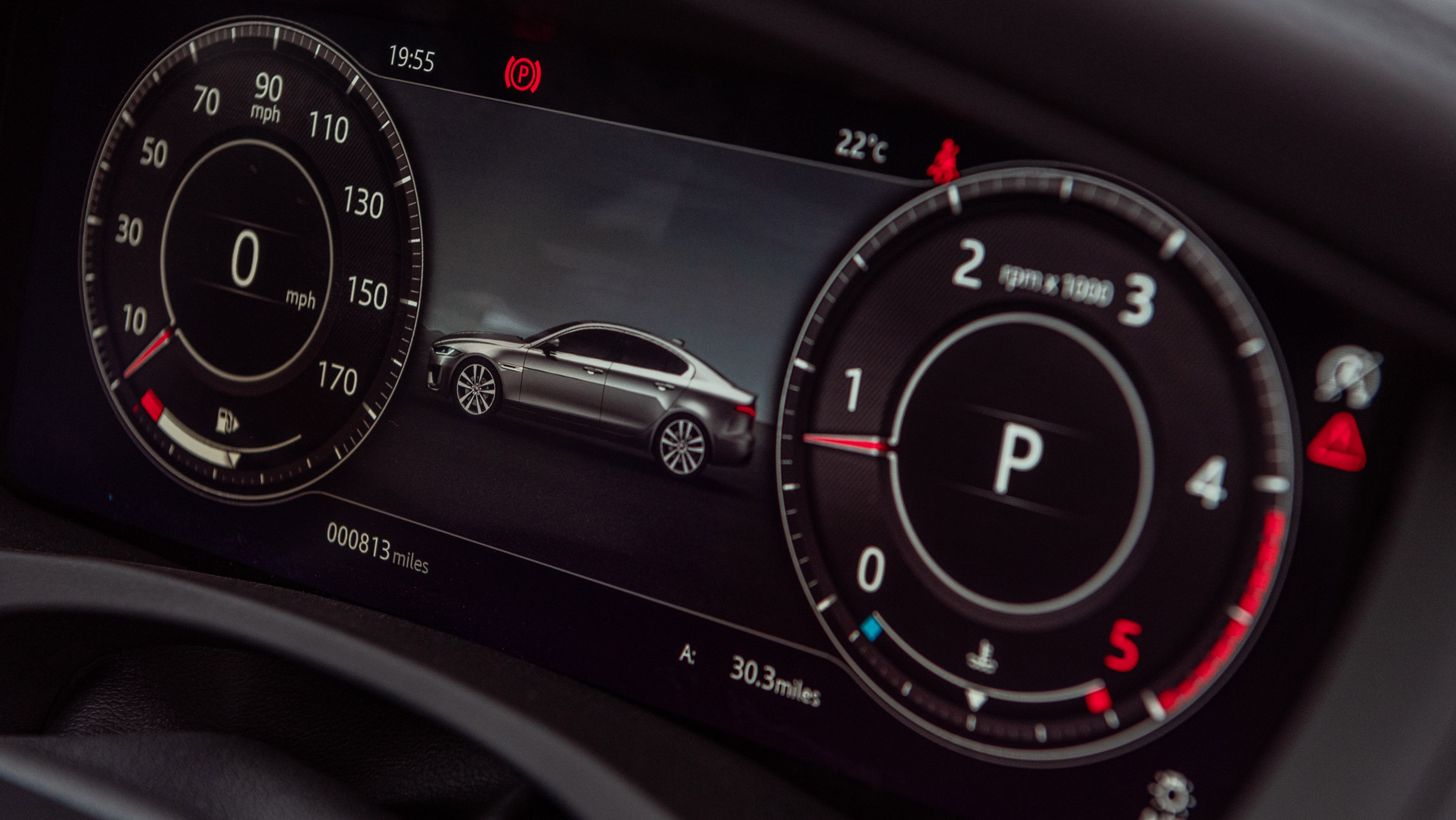 Jaguar XE P250 - dials