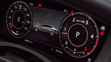 Jaguar XE P250 - dials