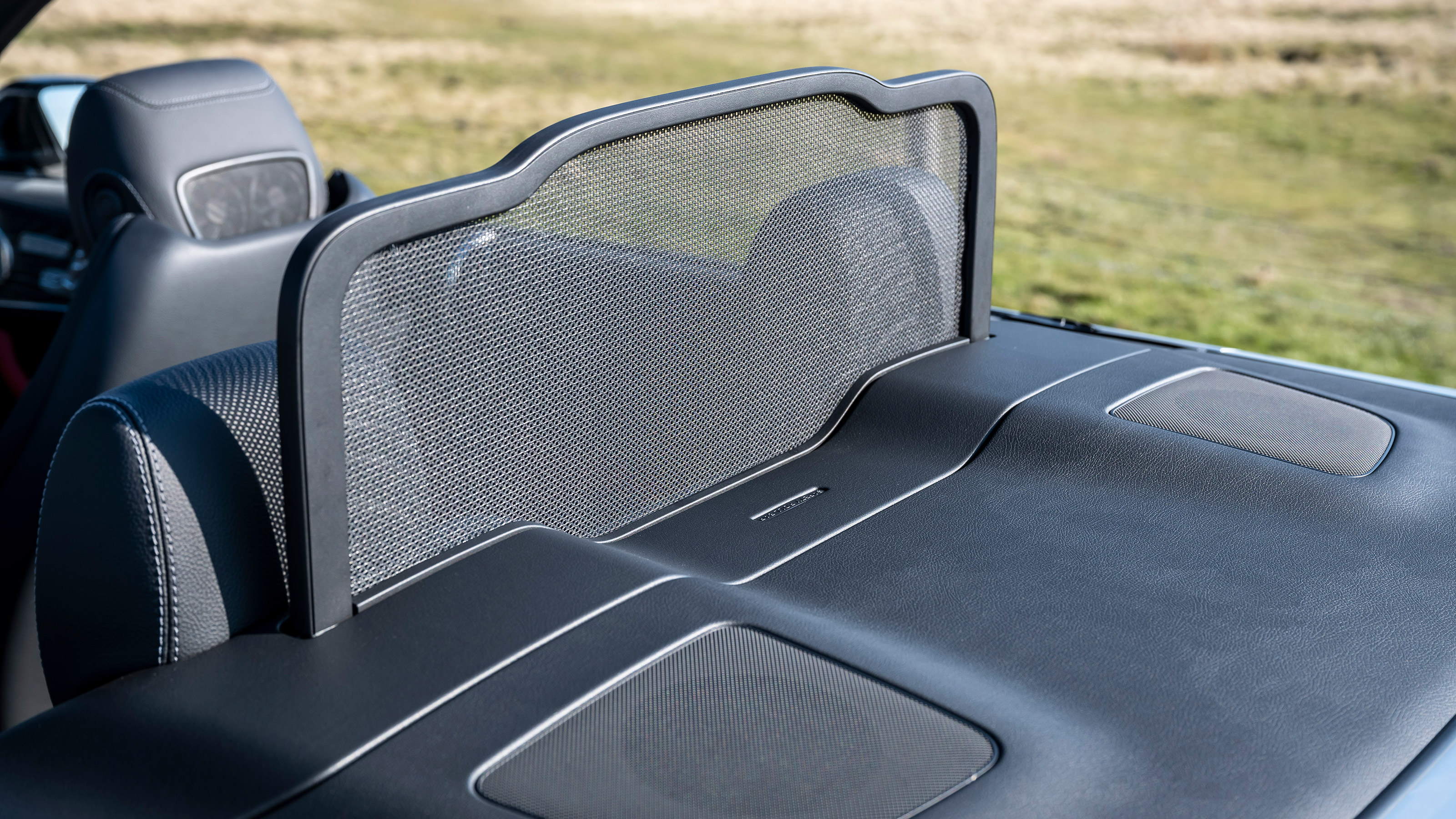 Mercedes E 300 Cabriolet - wind deflector