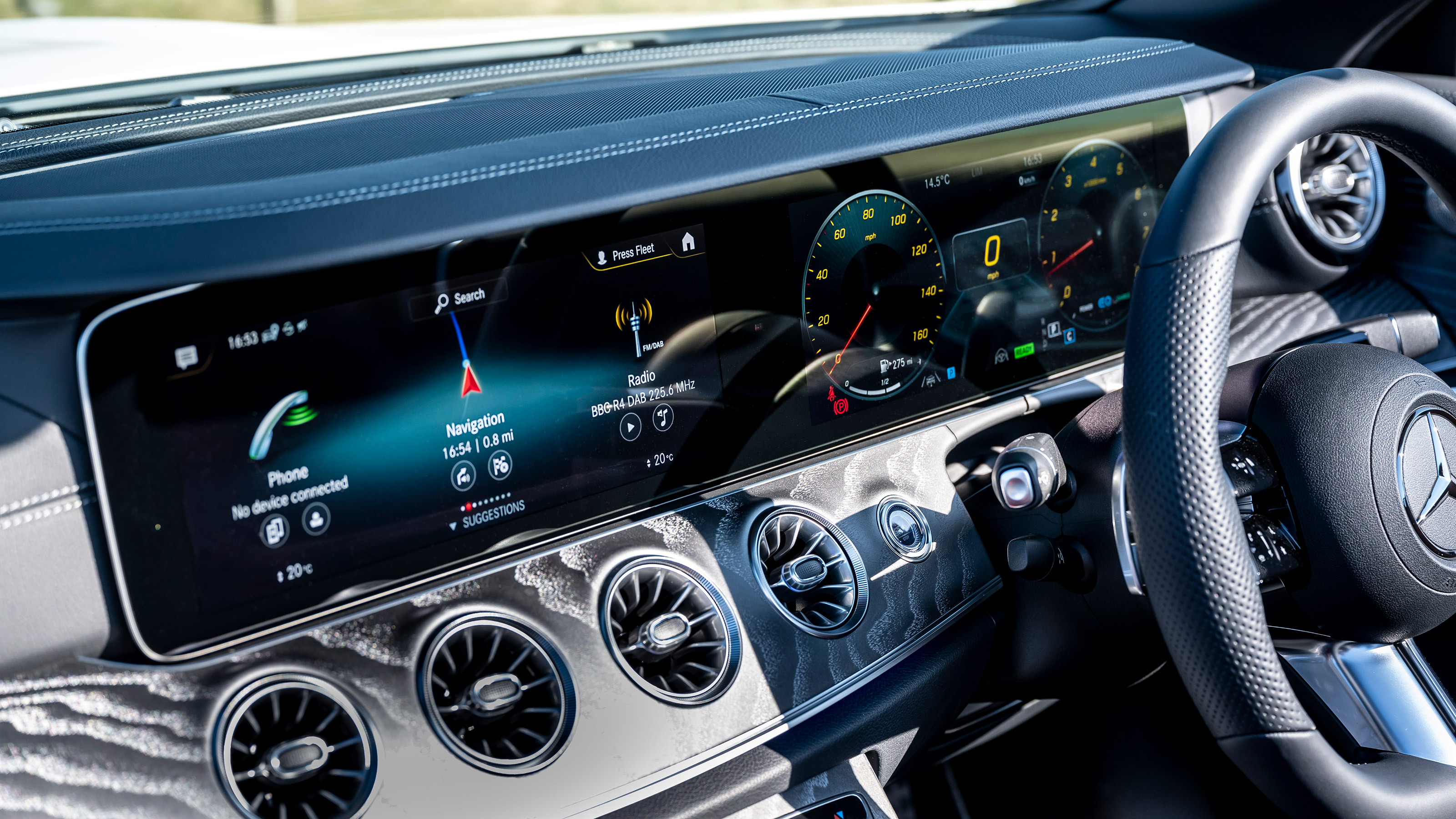 Mercedes E 300 Cabriolet - screens