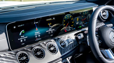 Mercedes E 300 Cabriolet - screens