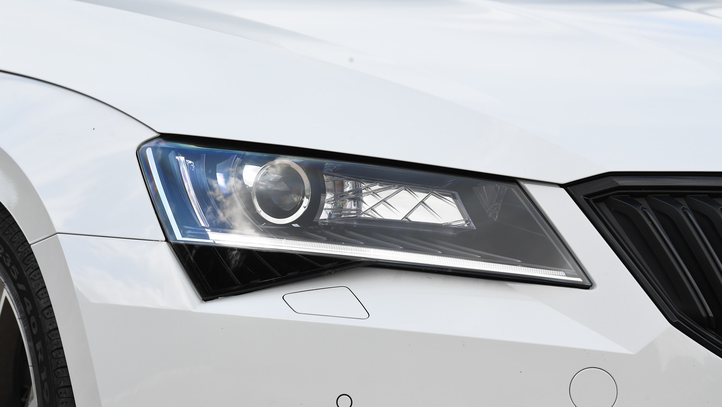 Used Skoda Superb - front light