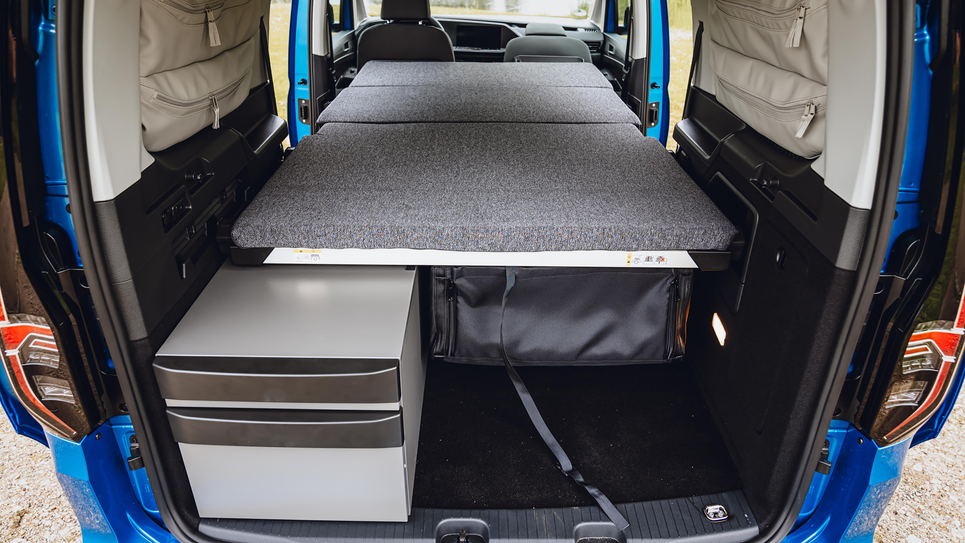 Volkswagen Caddy California MPV - rear