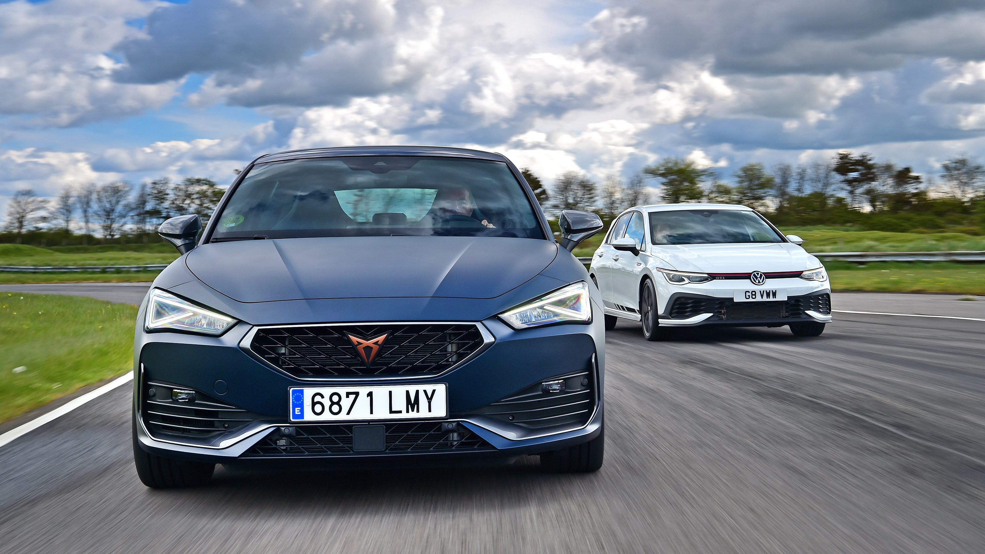 Volkswagen Golf GTI Clubsport vs Cupra Leon 300