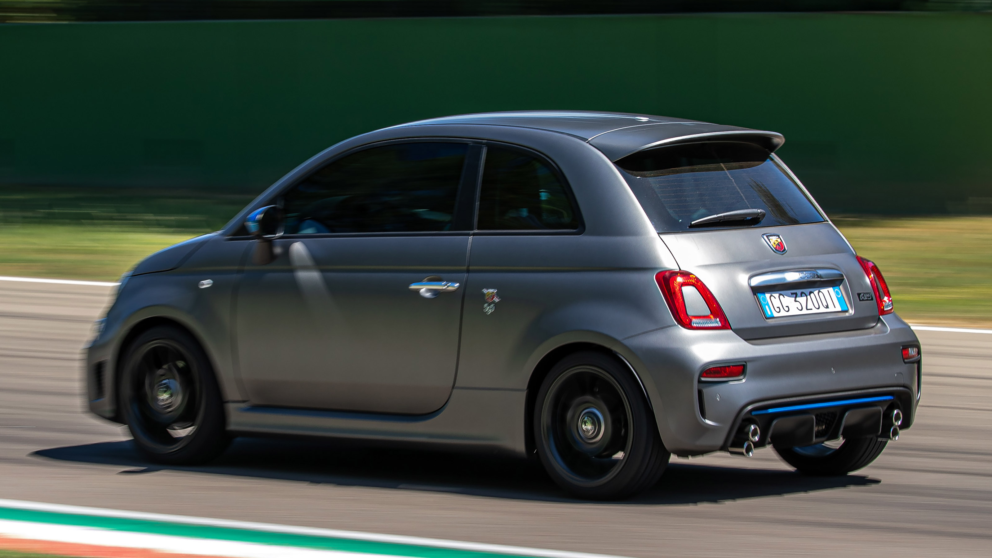 Abarth F595 - side