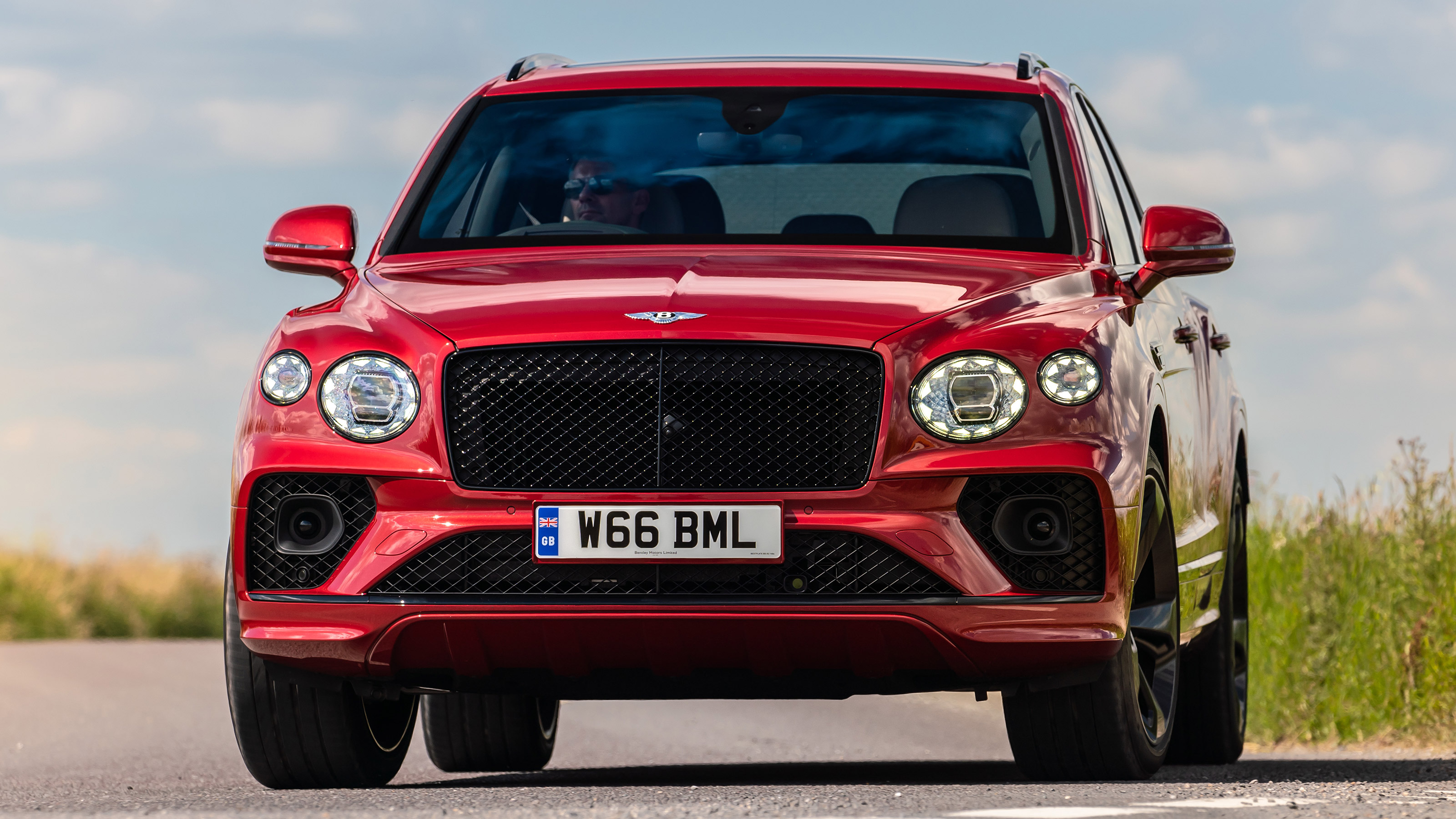 Bentley Bentayga Hybrid - front cornering