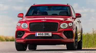 Bentley Bentayga Hybrid - front cornering