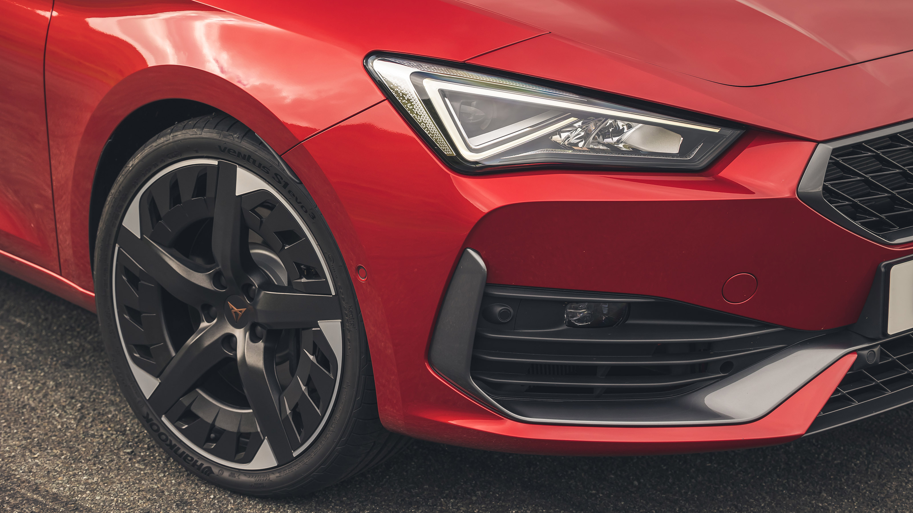 Cupra Leon Estate - front light