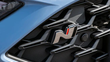 Hyundai i30 N Performance DCT - grille badge