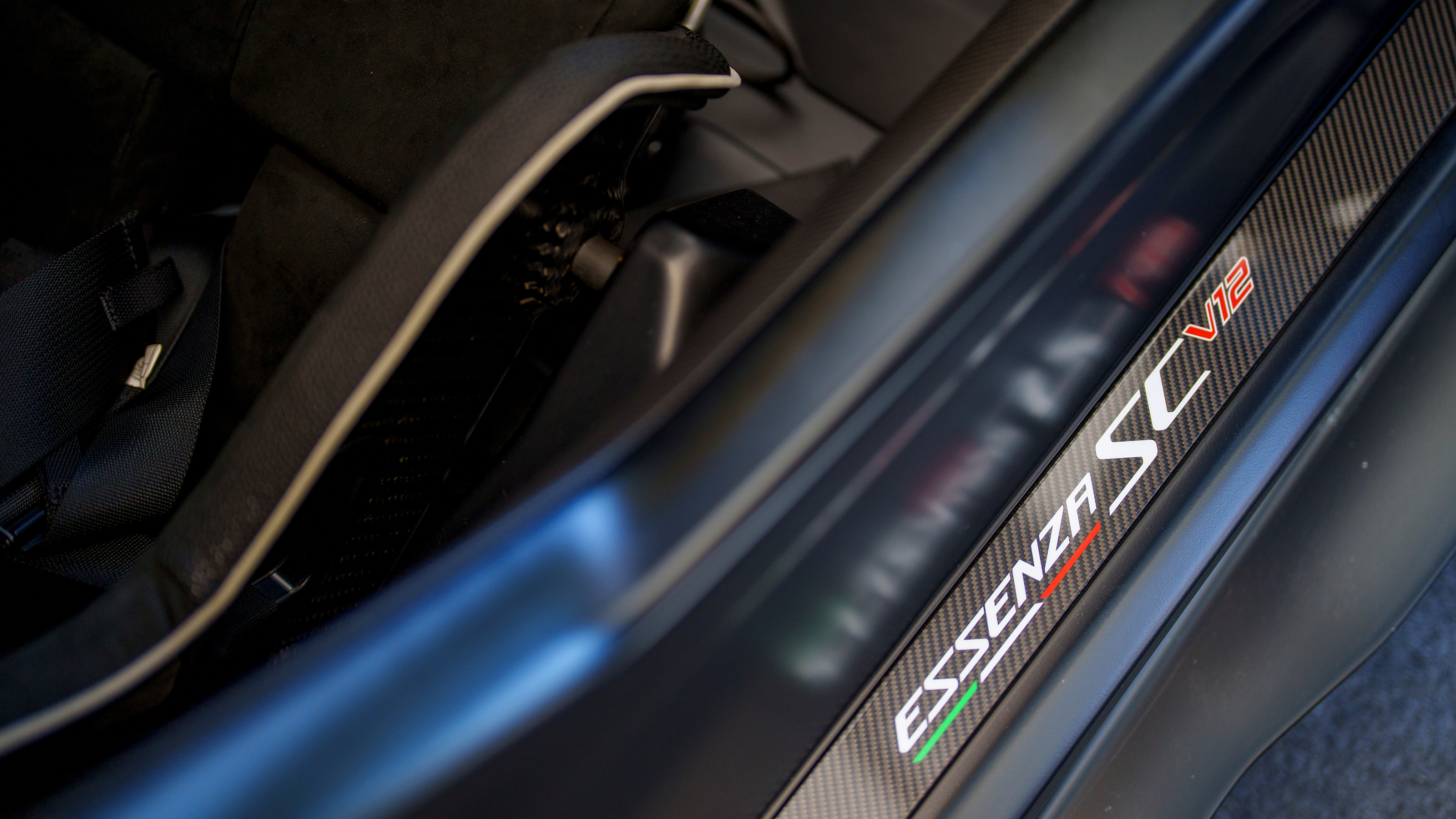 New Lamborghini Essenza SCV12 2021 review - sill