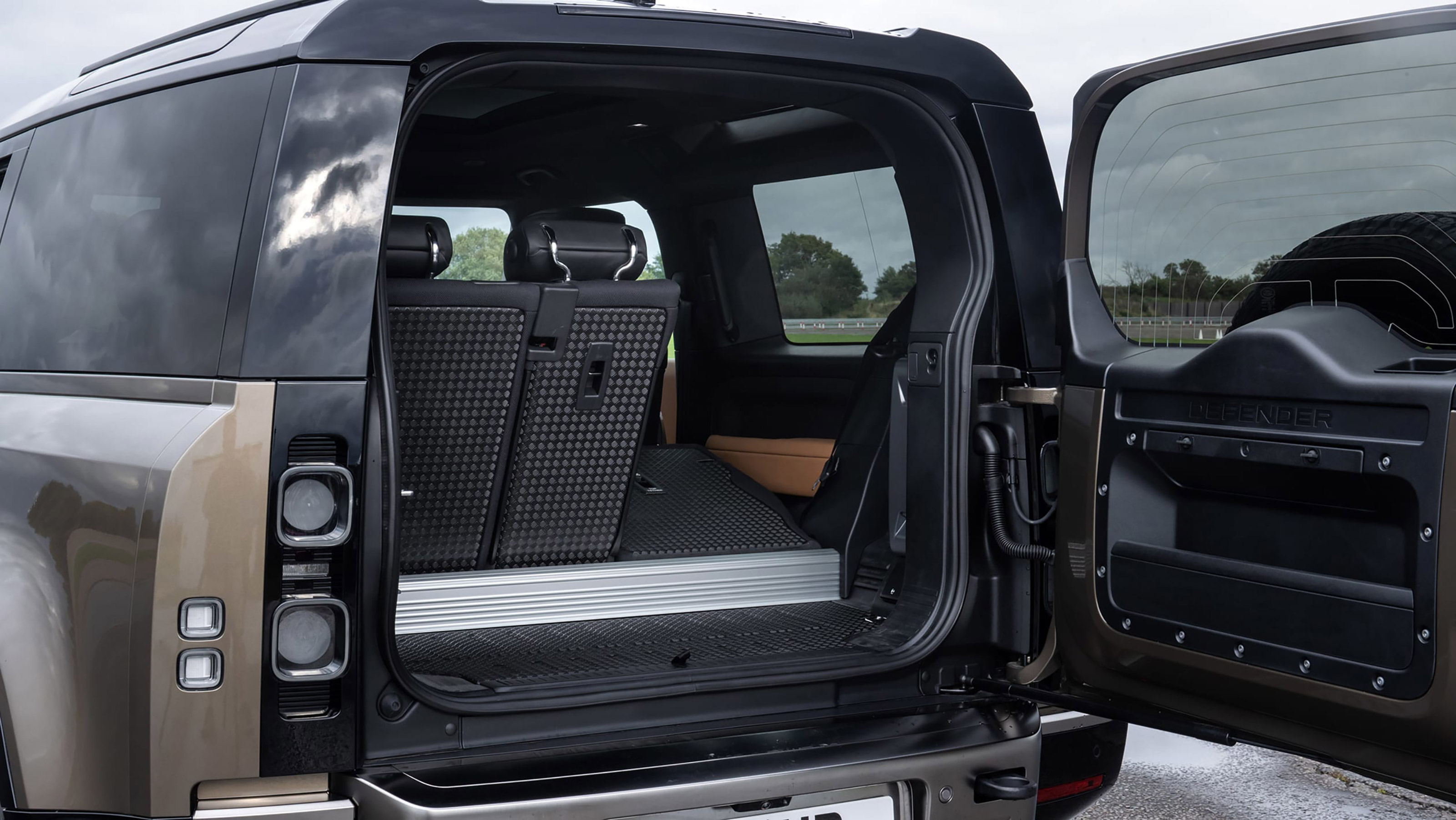 Land Rover Defender - boot