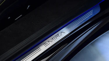 Lotus Emira - sill