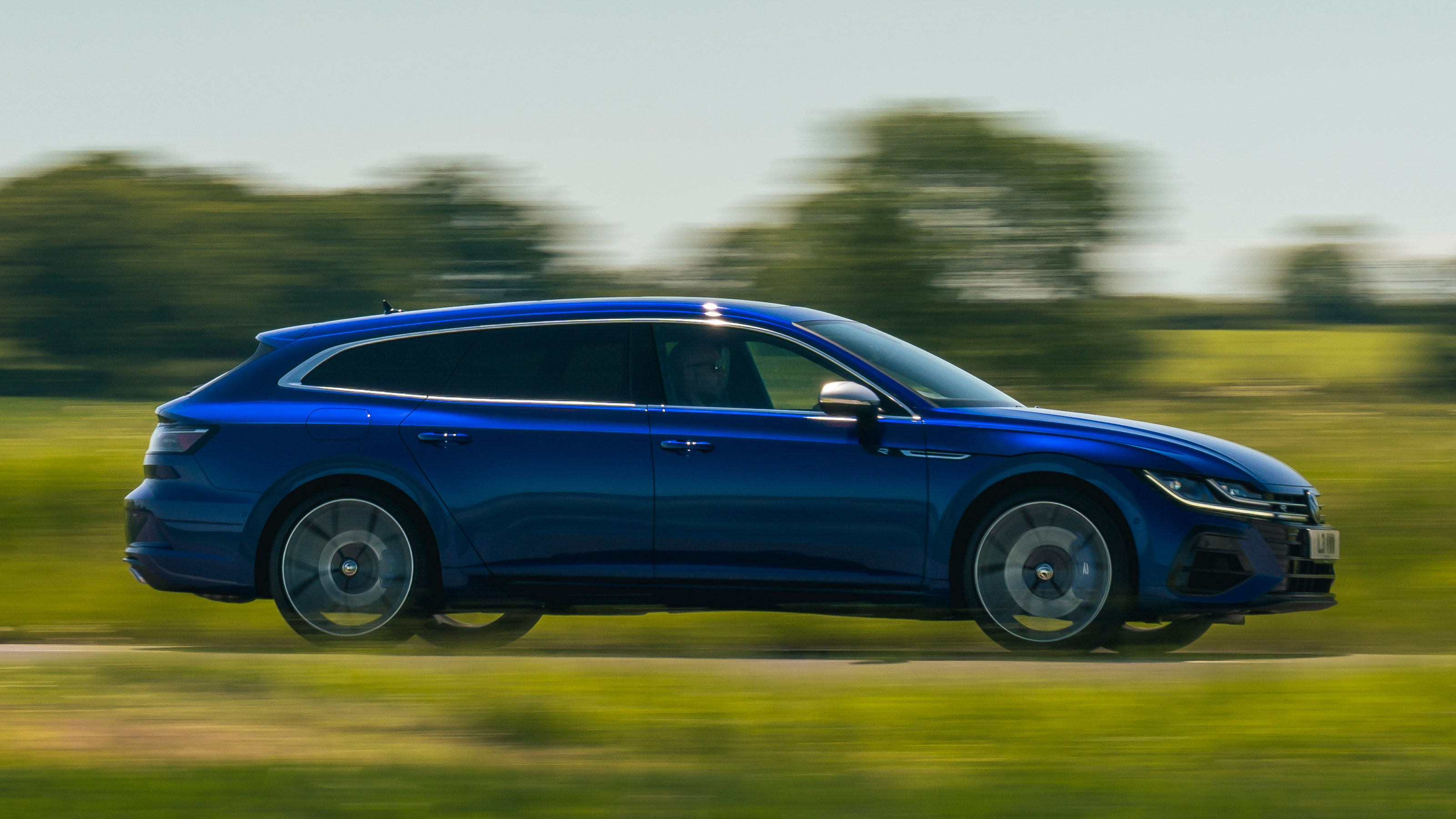 Volkswagen Arteon R Shooting Brake - side