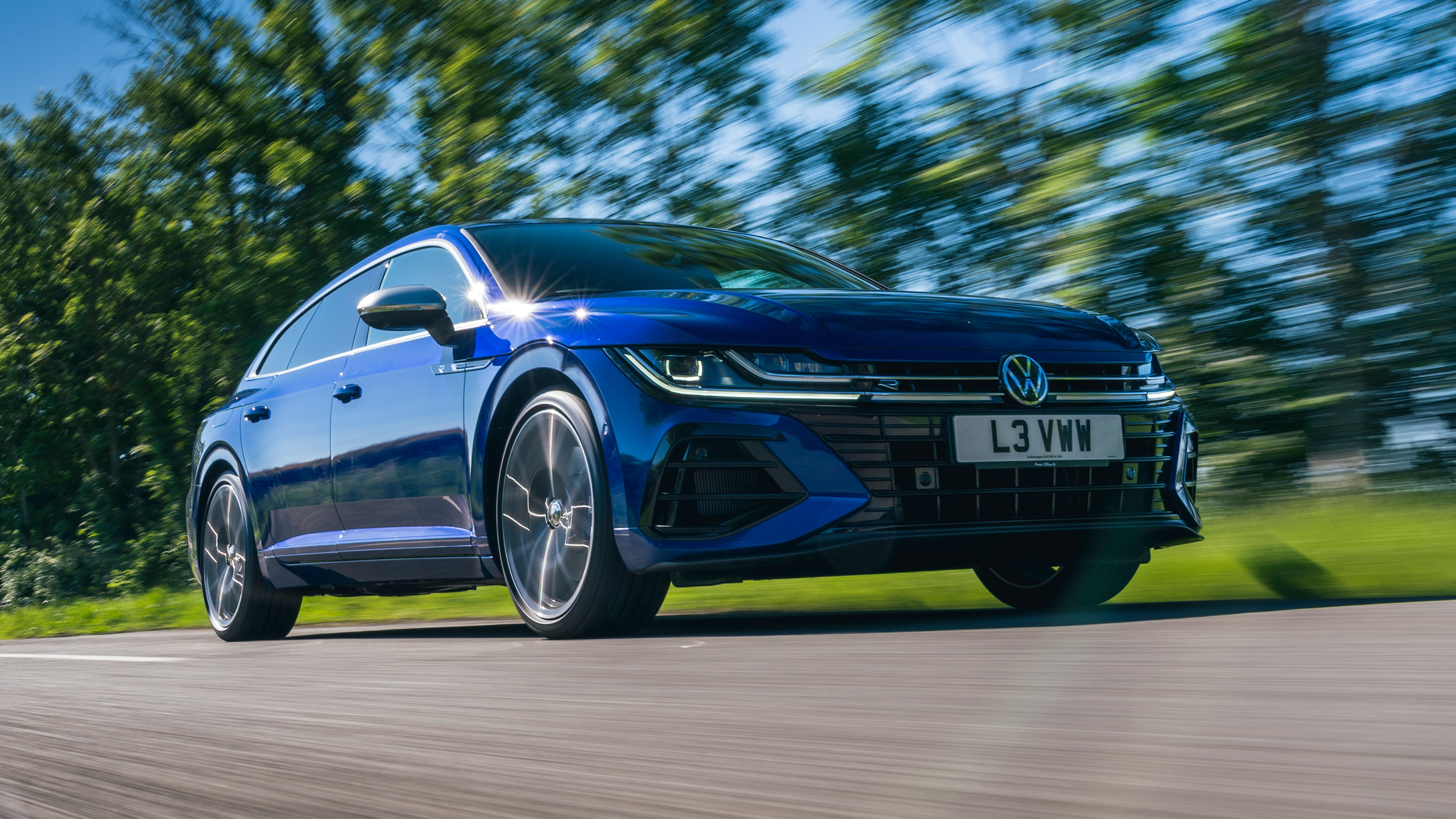 Volkswagen Arteon R Shooting Brake - front tracking