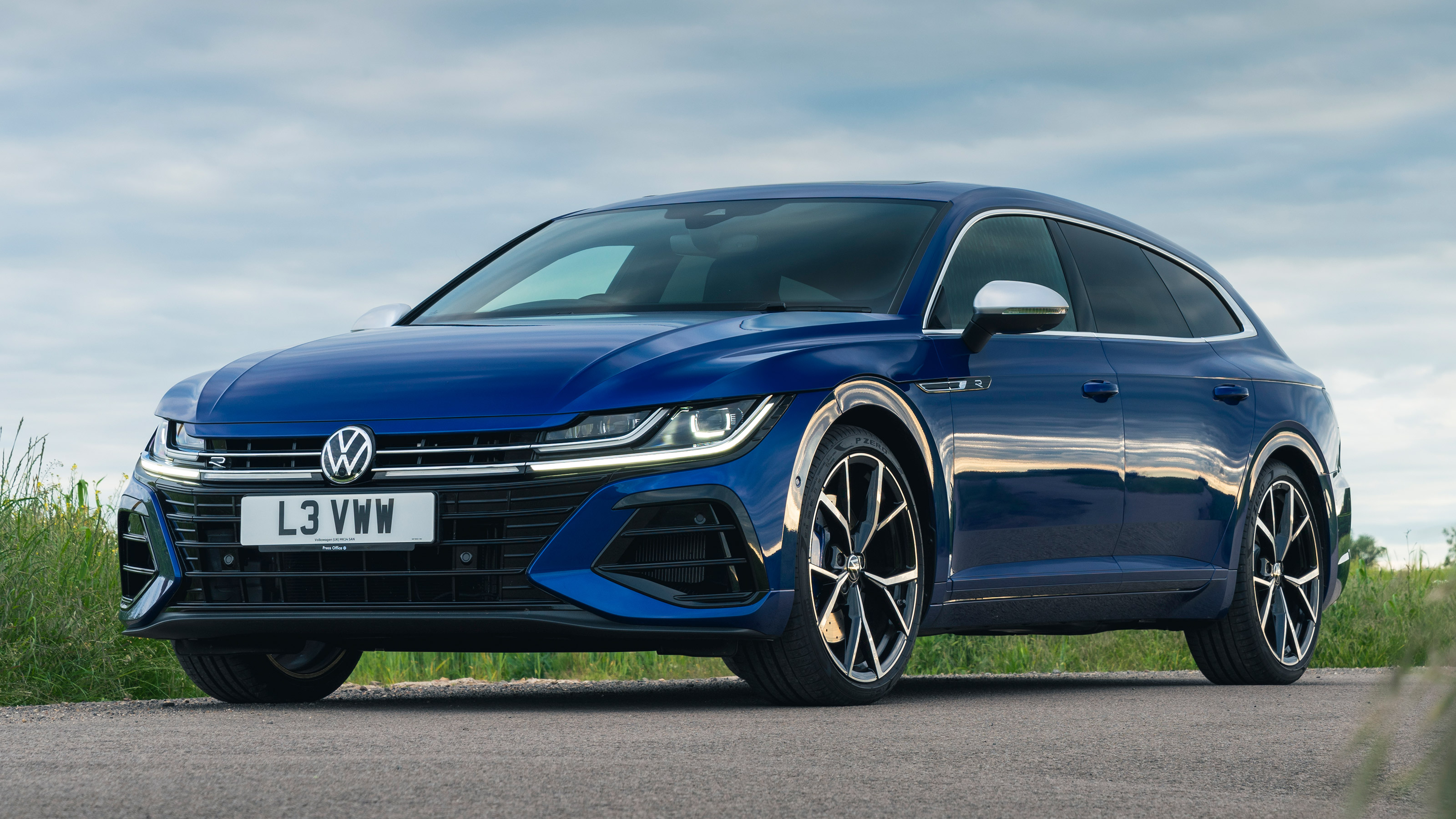 Volkswagen Arteon R Shooting Brake - front static