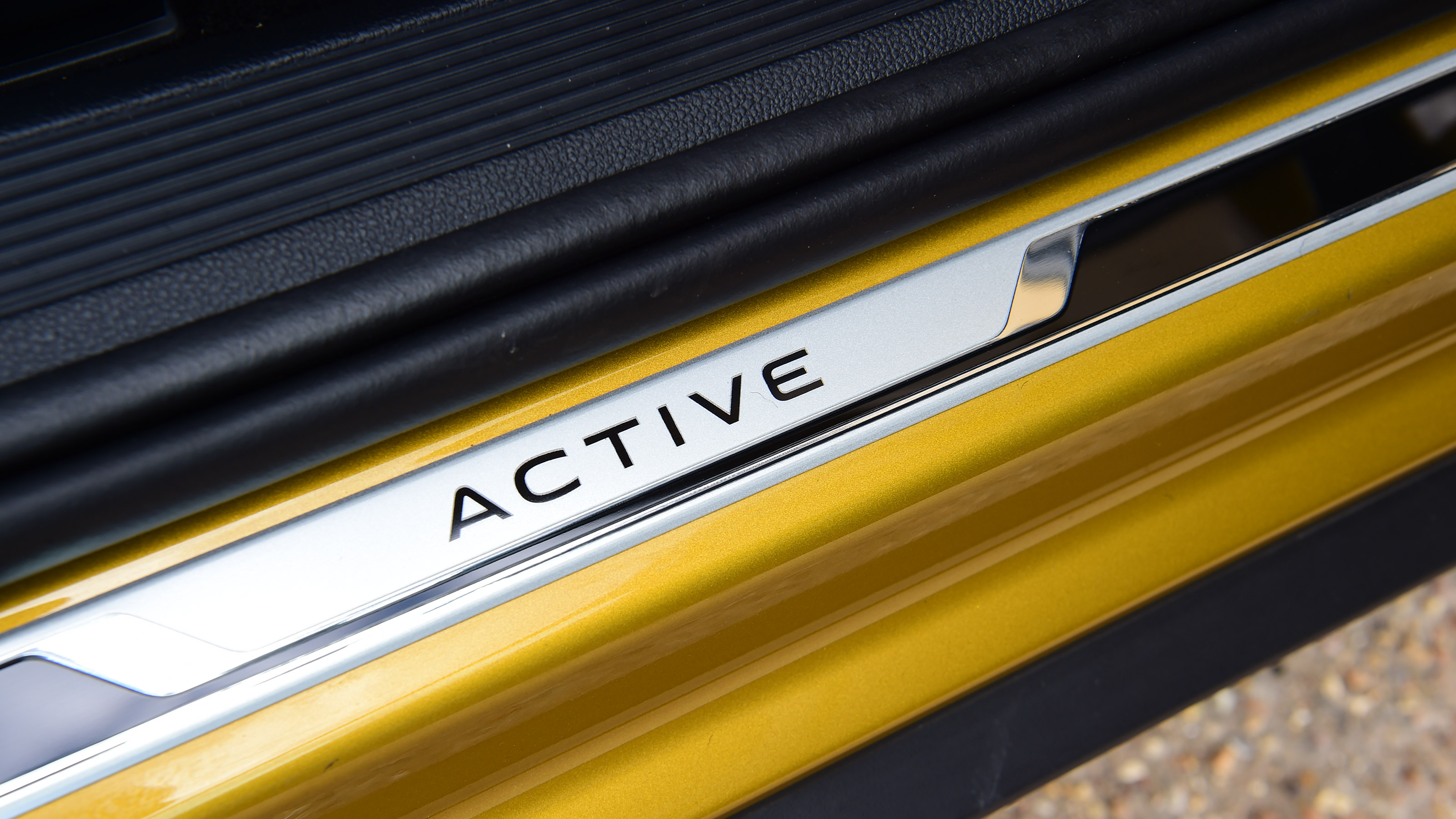 Volkswagen T-Roc Active - sill